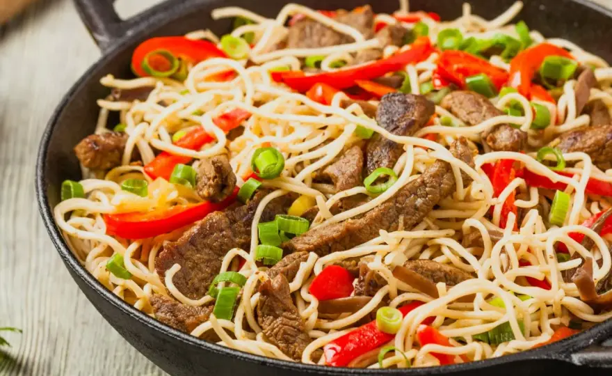 Chow mein: Z czym podawać, by smakował jak z restauracji?