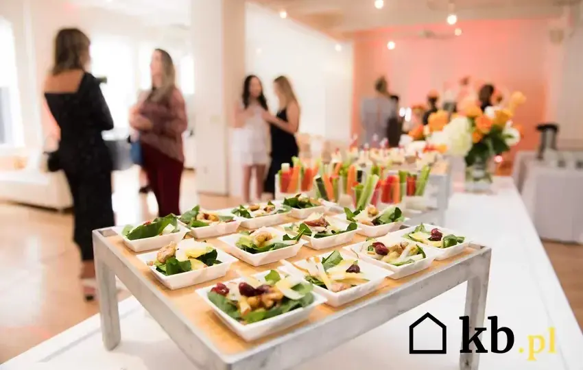 Ile kosztuje catering za osobę? Ceny, ukryte koszty i jak oszczędzić
