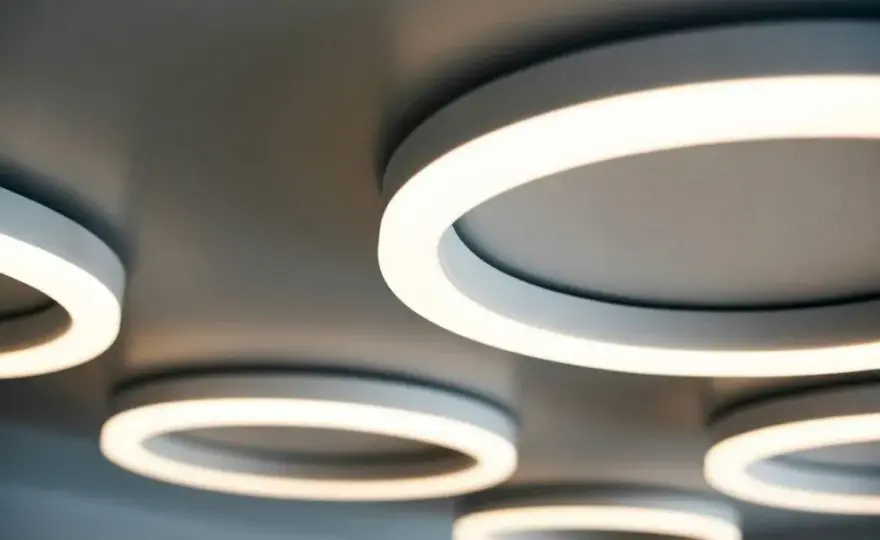 Ile prądu zużywa żarówka LED 10W? Zaskakujące koszty energii!