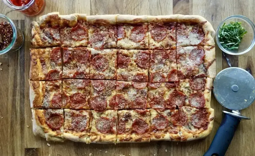 Domowa pizza - Chrupiący spód z piekarnika. Jak to zrobić?
