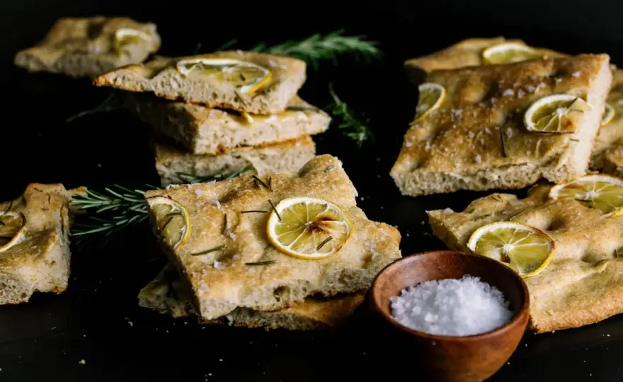 Focaccia idealna - przepis krok po kroku. Poznaj sekrety!