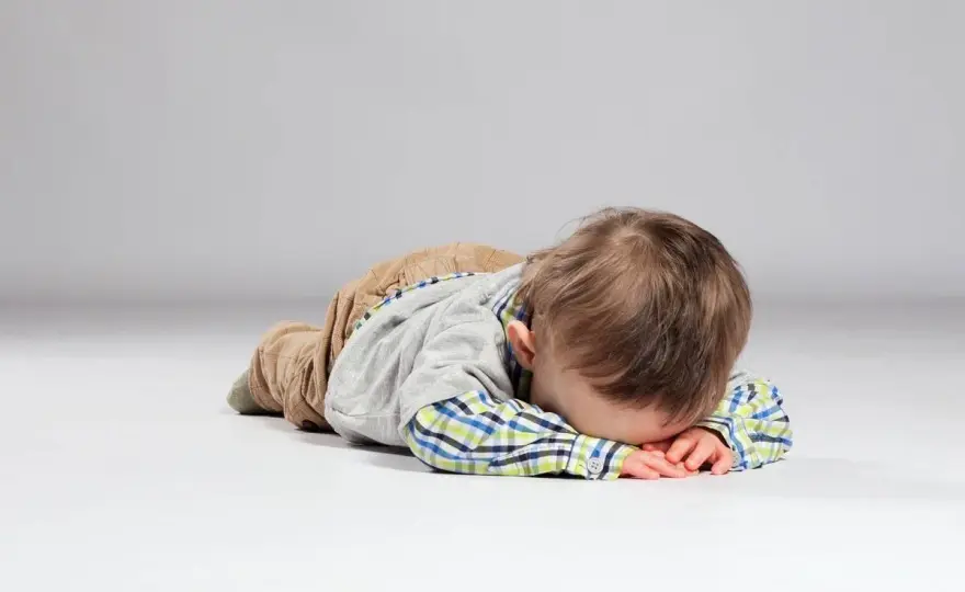 Skok rozwojowy w 8. miesiącu: Objawy, lęk separacyjny jak pomóc?