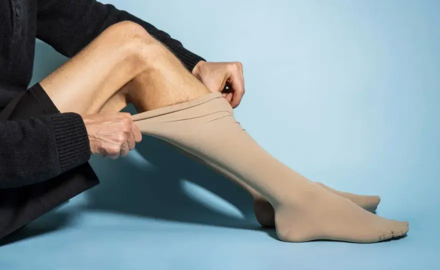 Antithrombosestrümpfe richtig anziehen - so klappt es im Alltag