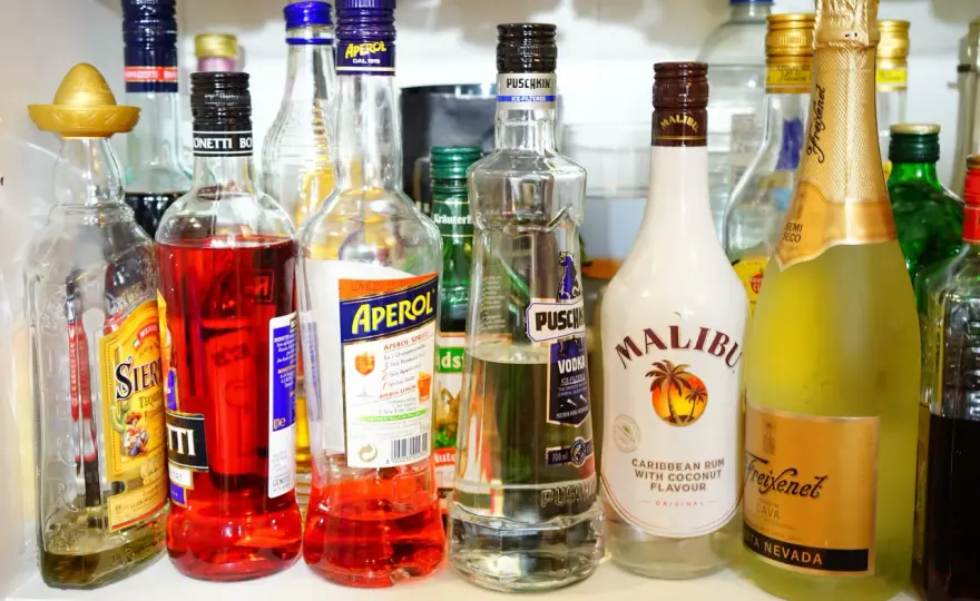 Czy Schweppes zawiera alkohol? - Skąd biorą się pomyłki?