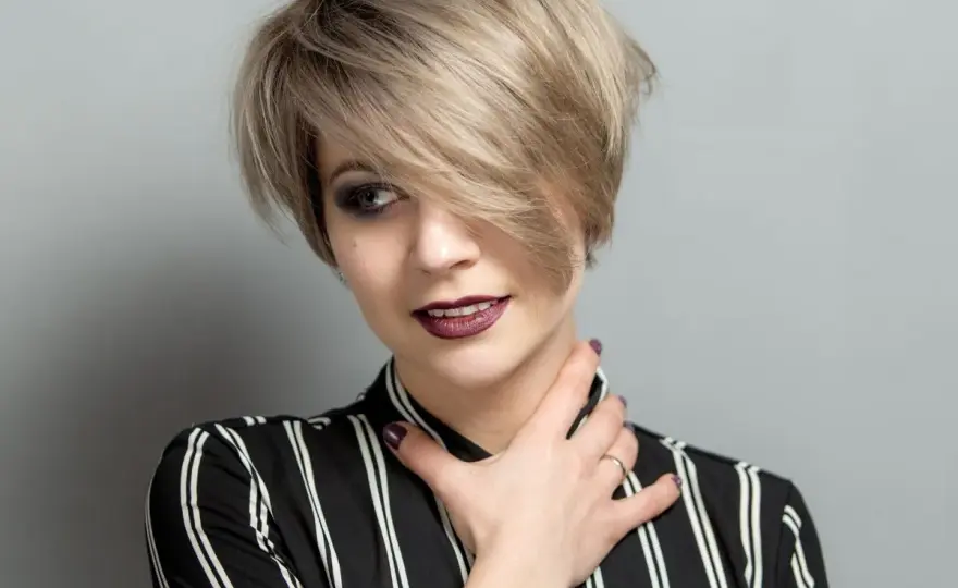 Pixie cut z grzywką - Komu pasuje i jak go nosić?