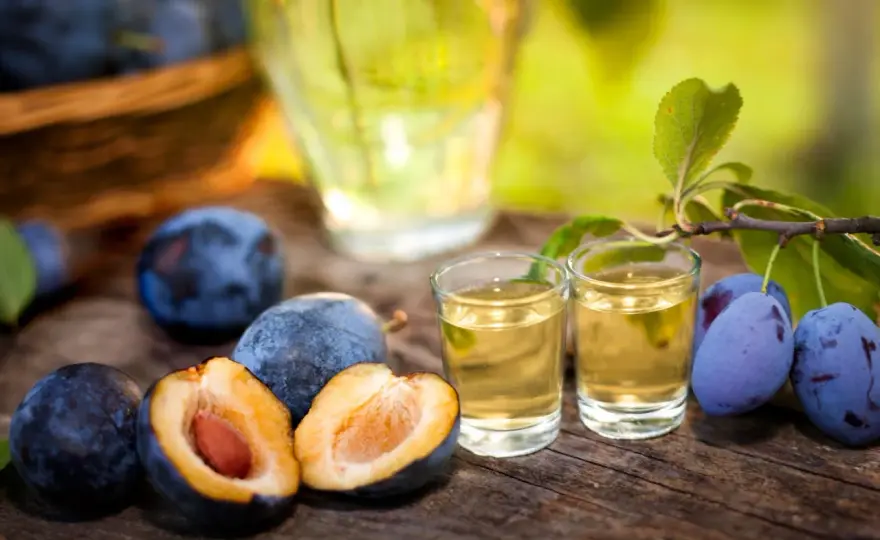 Domowa nalewka whisky ze śliwkami: Przepis krok po kroku