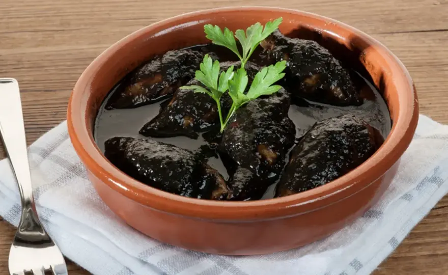 Chipirones en salsa con el punto justo y un sofrito limpio