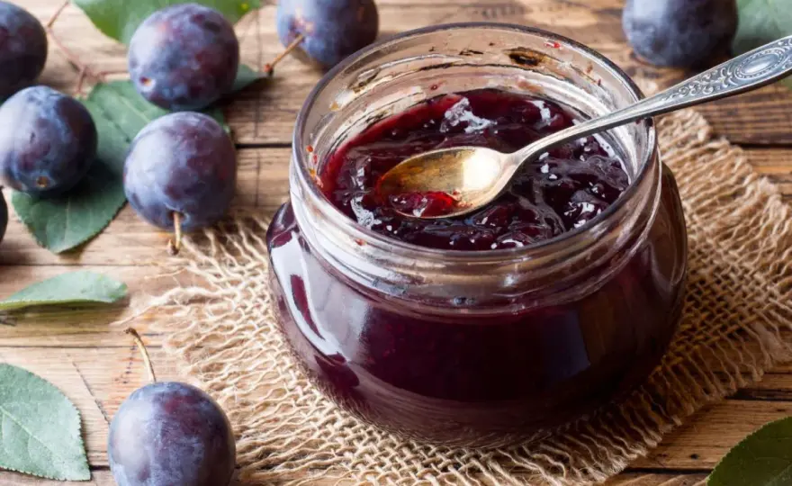 Powidła śliwkowe - ile cukru na 1 kg? Zrób je idealnie!
