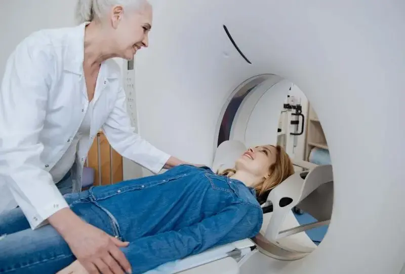 Jak się ubrać na rezonans kręgosłupa: 8 kluczowych wskazówek