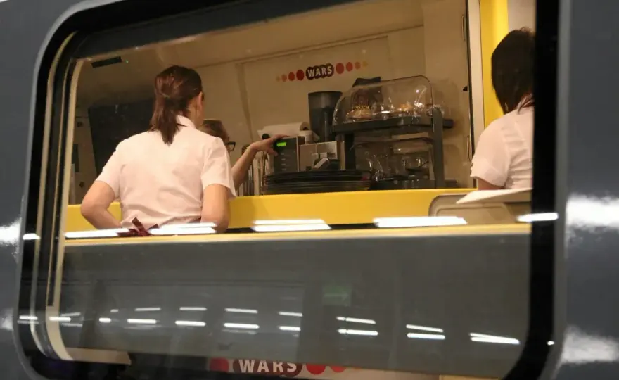 Wagon gastronomiczny w pociągu - co warto wiedzieć przed podróżą
