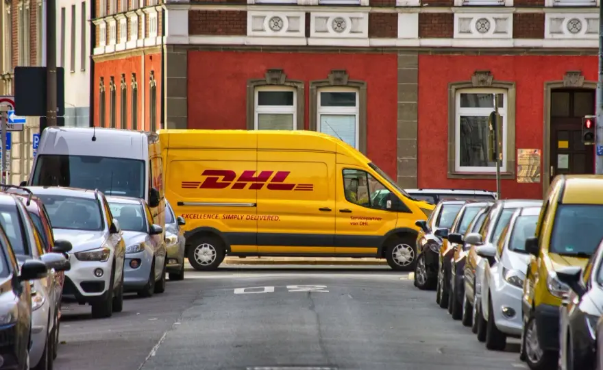 Uszkodzona paczka DHL - Jak spisać protokół i złożyć reklamację?