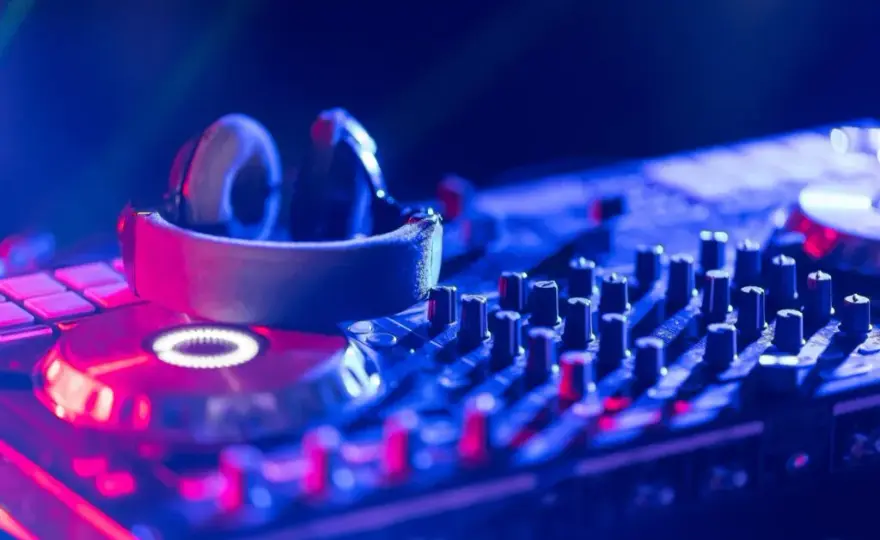 DJ na wesele: Ile kosztuje i jak nie przepłacić? Pełny poradnik.