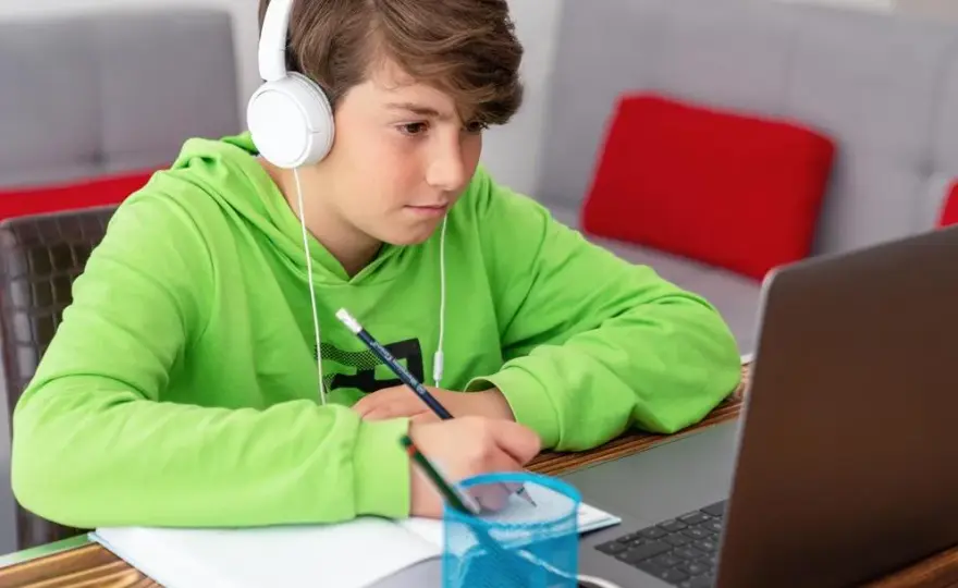 Ile kosztuje szkoła w chmurze? Sprawdź ceny, korzyści i wady nauki online