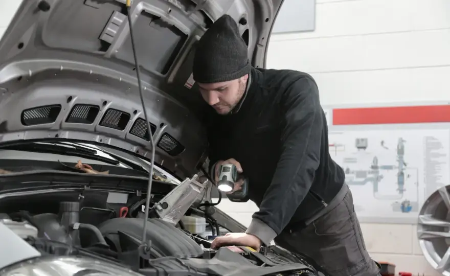 Auto nie ma mocy? 5 przyczyn i diagnostyka krok po kroku!