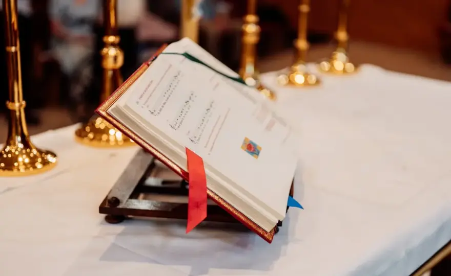 Ślub kościelny bez stresu? Przewodnik po formalnościach i dokumentach