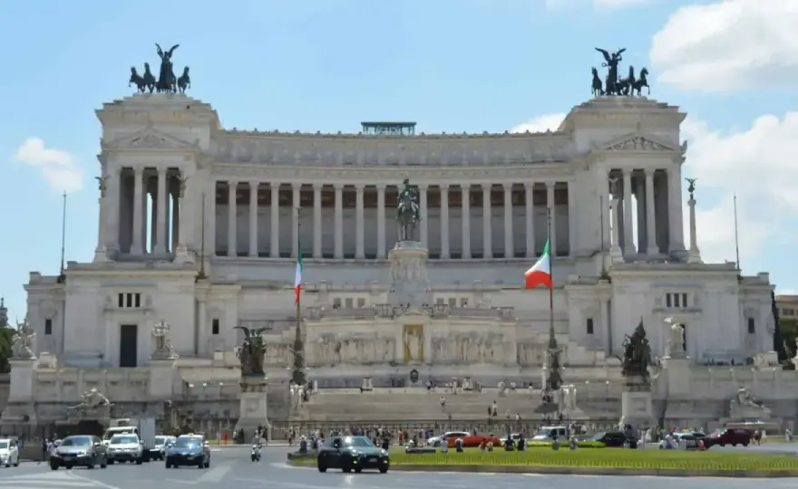Piazza Venezia w Rzymie - Jak zwiedzać i co zobaczyć?