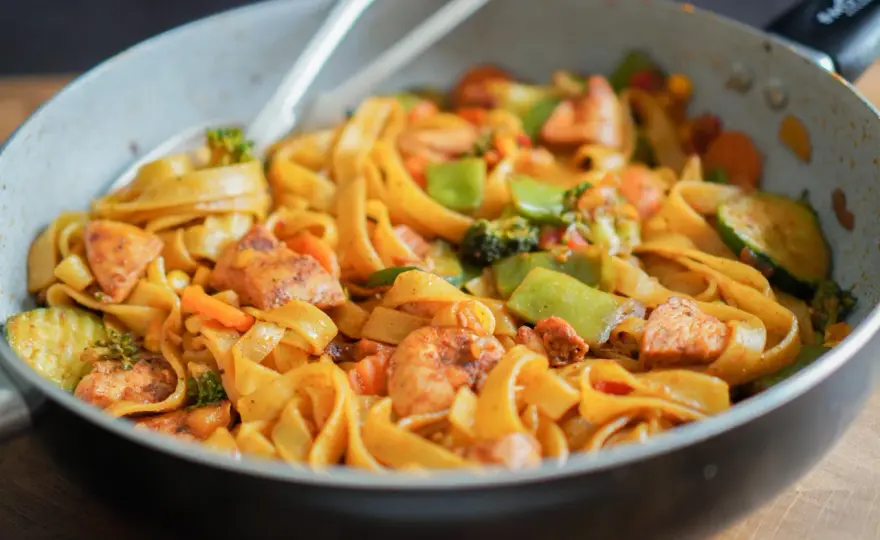 Pyszne spaghetti z kurczakiem i warzywami – łatwy przepis na obiad