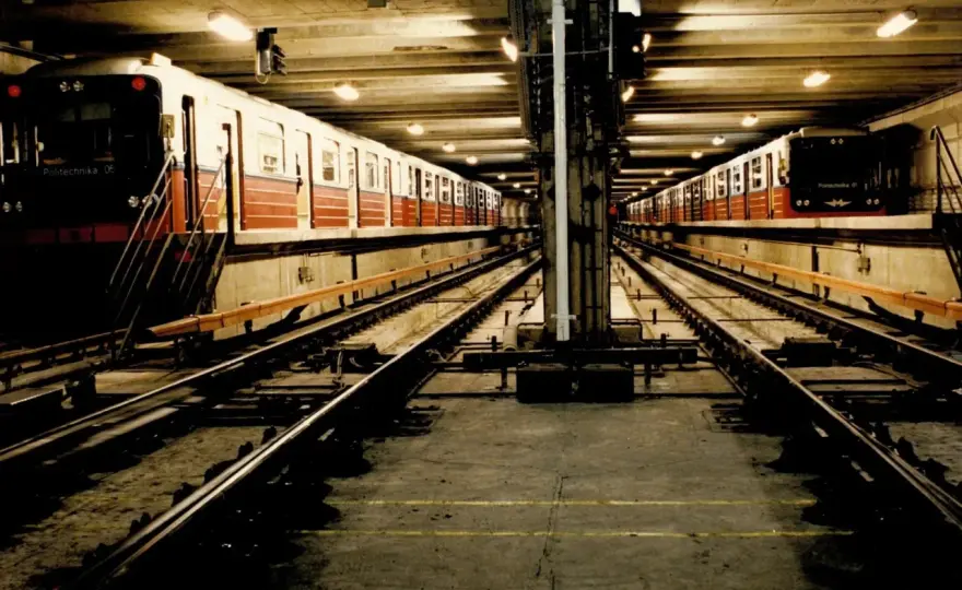 Metro M1 Warszawa - przewodnik: stacje, przesiadki, porady