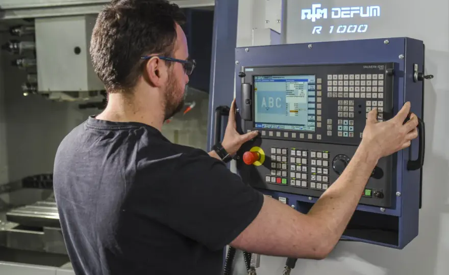 Programowanie maszyn CNC - Jak zacząć i ile zarobisz?