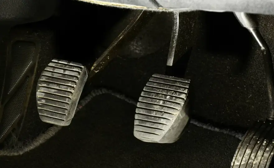 Gdzie jest sprzęgło w samochodzie? Odkryj jego kluczową rolę i lokalizację