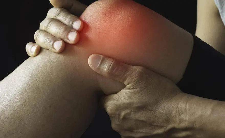 Schleimbeutelentzündung im Knie - typische Anzeichen und Warnsignale
