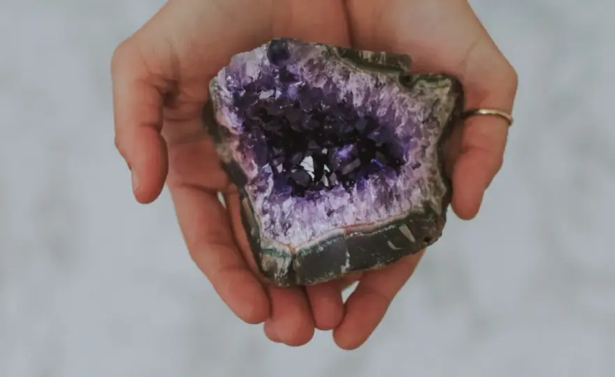 Amethyst Wirkung auf die Haut - Was bringt der Edelstein wirklich?