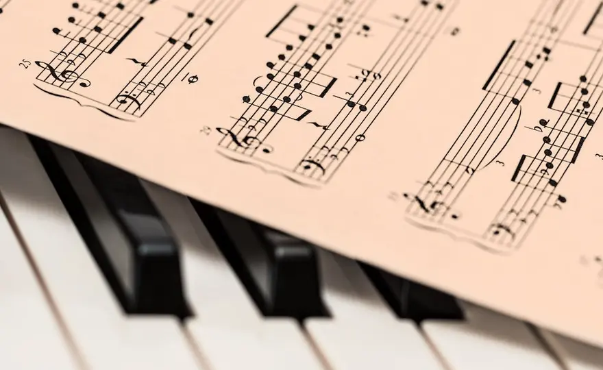  Instrumenty muzyczne i ich nazwy - przewodnik po najpopularniejszych instrumentach