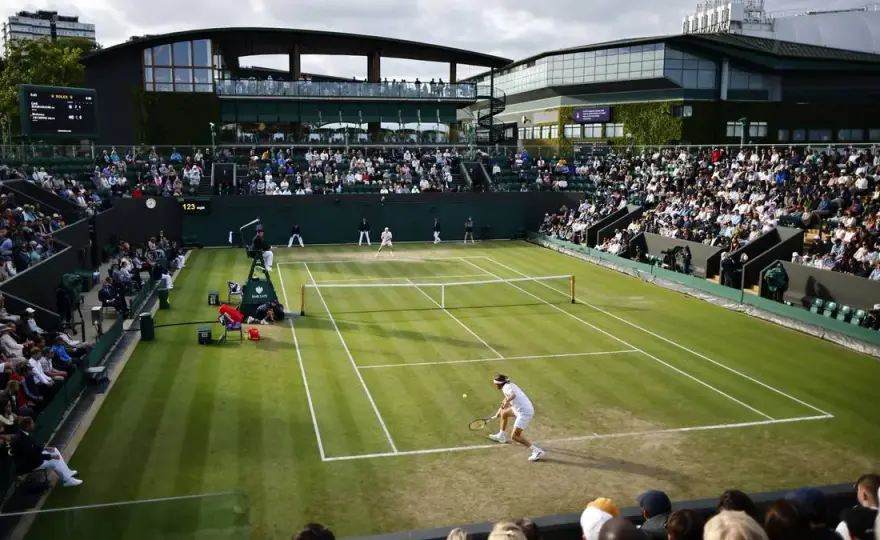 Jakie gatunki trawy na Wimbledonie zapewniają idealne warunki do gry?