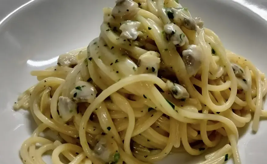 Spaghetti alle vongole cremosi - La ricetta perfetta senza panna