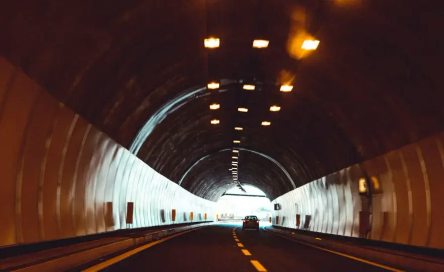 Odległość w tunelu - Kiedy 50 m, a kiedy 80 m? Poznaj przepisy