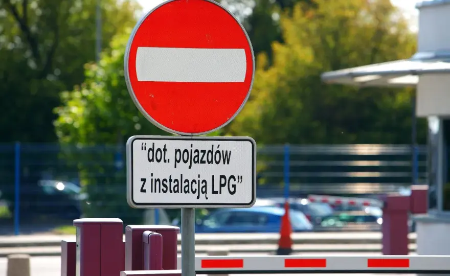 Znak B-2 – Zakaz wjazdu: Co oznacza i jak uniknąć kary?