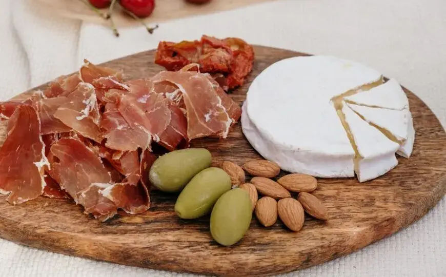 Czy pies może jeść Camembert? Ryzyko i bezpieczne alternatywy