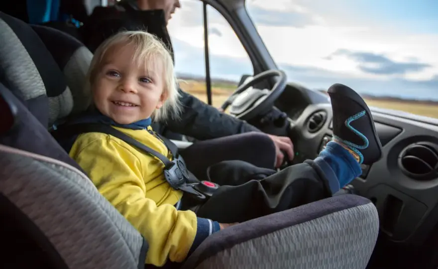Kinder im Bus - Sicher fahren: Regeln, Sitze, Gurte & Fehler