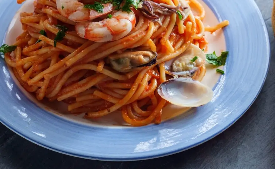 Espaguetis a la marinera con salsa ligada y marisco tierno