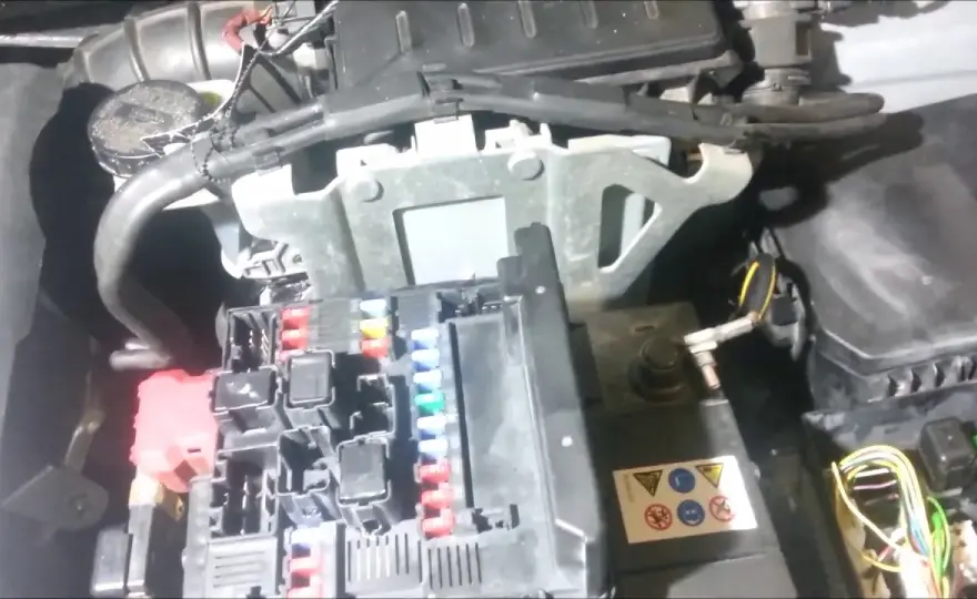 Gdzie są bezpieczniki w Nissan Qashqai? Oto kluczowe lokalizacje