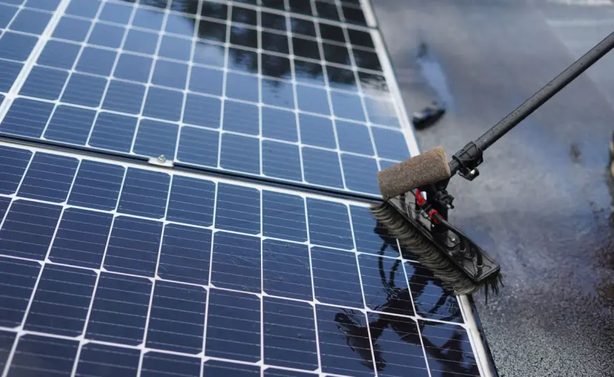 Nettoyer les panneaux solaires sans risque - méthode simple