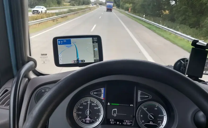 Nawigacja dla ciężarówki: Jak wybrać i nie wpaść w kłopoty?