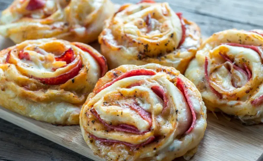 Ciasto na pizzę: 15+ pomysłów na szybkie przekąski i desery