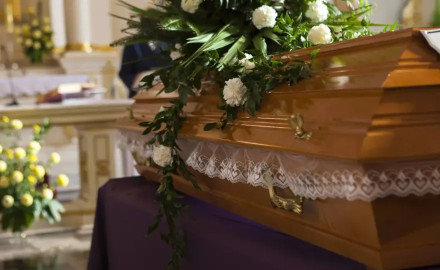 Ofiara za pogrzeb - Ile wypada dać i jak uniknąć niezręczności?