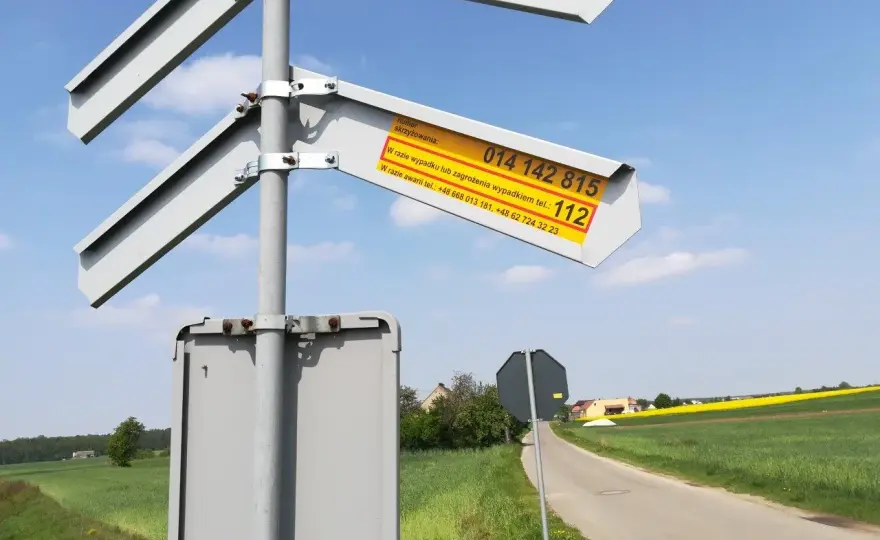 Przejazdy kolejowe - Jak uniknąć wypadku i co robić w kryzysie?