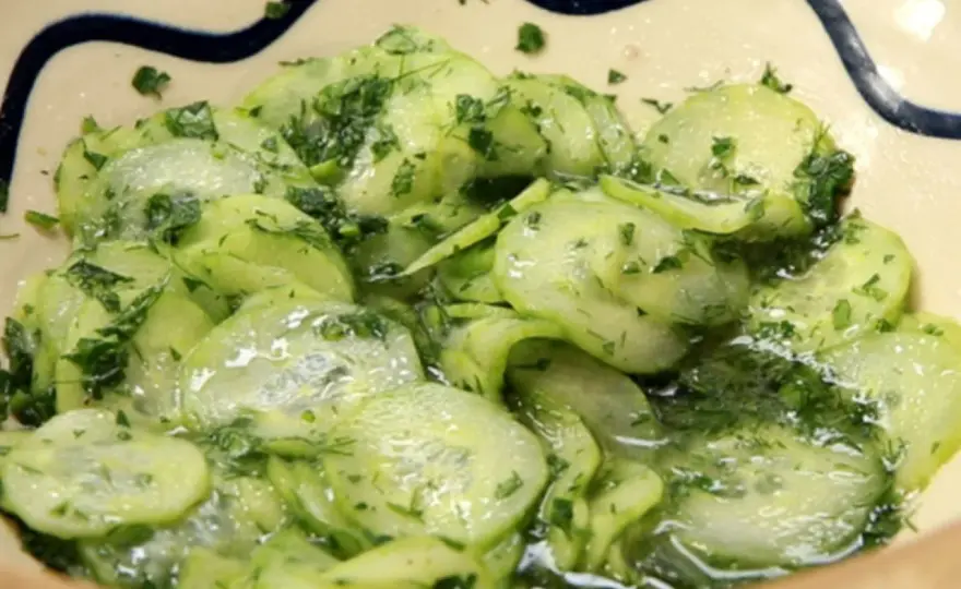 Gurkensalat ohne Essig - So gelingt er mild und nicht wässrig