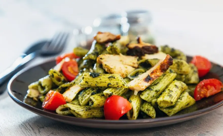 Makaron z pesto i kurczakiem - prosty obiad pełen smaku