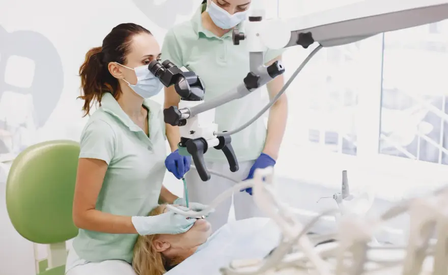 Ból ósemki - Co robić, kiedy do dentysty i czy usuwać?