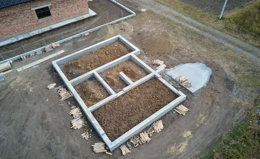 Jak wykończyć fundament domu: sprawdzone techniki i materiały