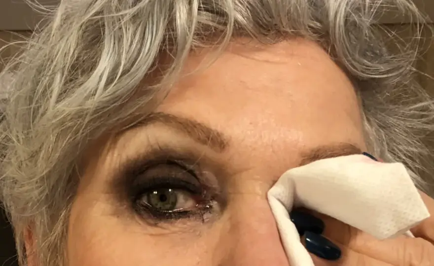 Ta bort vattenfast mascara utan att slita på fransarna