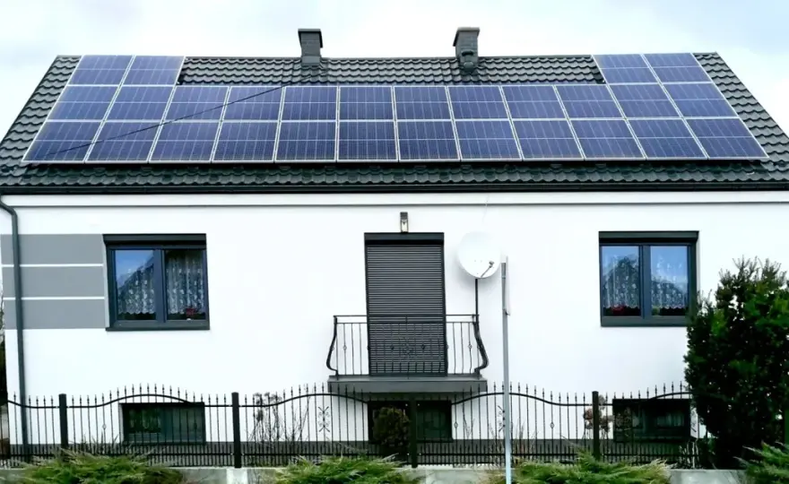 Fotowoltaika: Jak działa elektrownia słoneczna i oszczędza na prądzie?