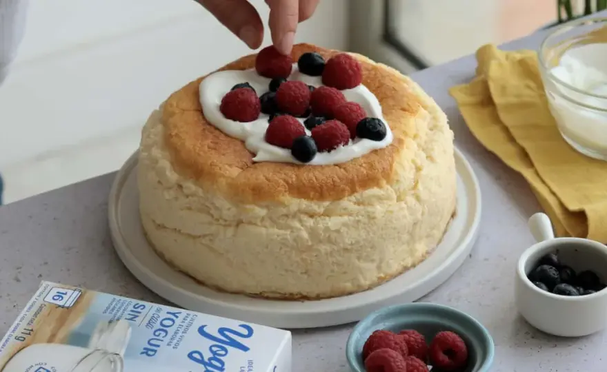 Tarta de yogur griego cremosa y fácil con trucos de horno