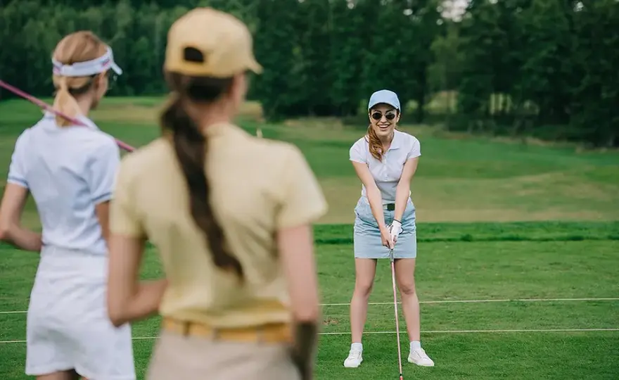 Strój do golfa dla pań - wygodne ubrania dla pań na pole golfowe!