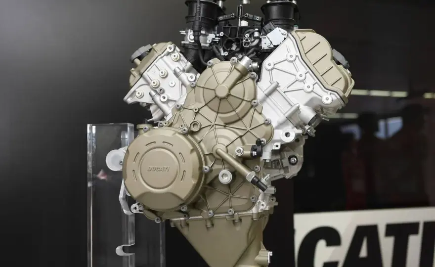 Motor V4 en moto - qué aporta, cuánto cuesta y cuándo compensa