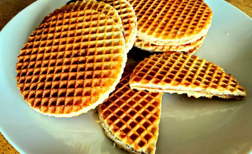 Najlepsze pamiątki z Holandii: Sery, tulipany, stroopwafle - co warto kupić?